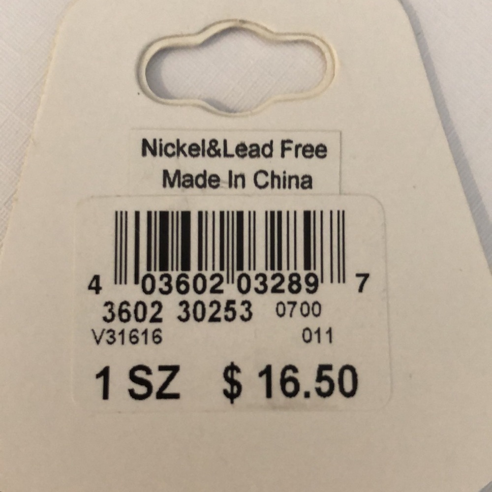 NWT Silvertone metal necklace. - Picture 3 of 3
